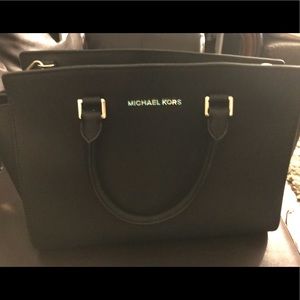 Michael kors black cross body purse